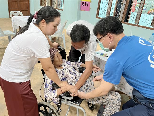 嘉義基督教醫院長期派遣醫療團隊，前往菲律賓、泰國及東南亞各國進行義診。(嘉義基督教醫院提供／呂妍庭嘉義傳真)