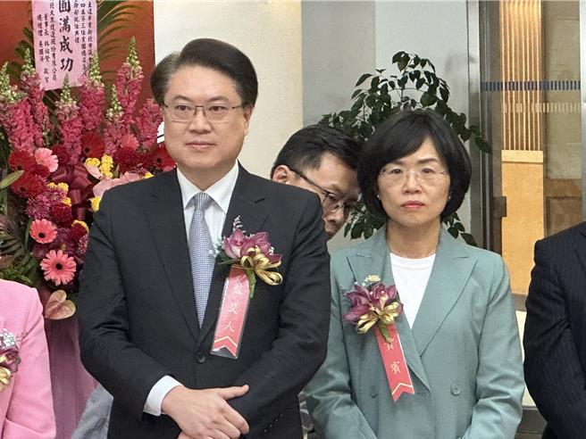 民進黨秘書長林右昌及民進黨新北市黨部主委蘇巧慧4日出席新北市議會民進黨團幹部交接典禮。（高鈞麟攝）