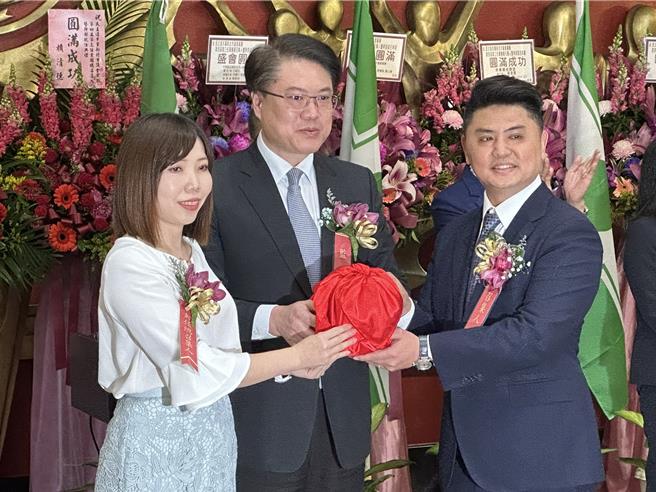 民進黨秘書長林右昌主持交接典禮，新任總召廖宜琨從前任總召張維倩手裡接獲印信。（高鈞麟攝）