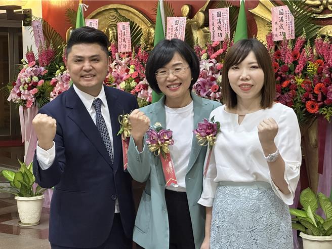 民進黨新北市黨部主委蘇巧慧與新舊總召廖宜琨、張維倩合影。（高鈞麟攝）