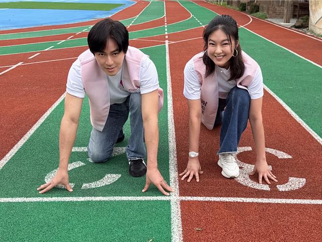 王海輪(左)與女友Penny攜手做公益。（新北市采韻慈善會提供）