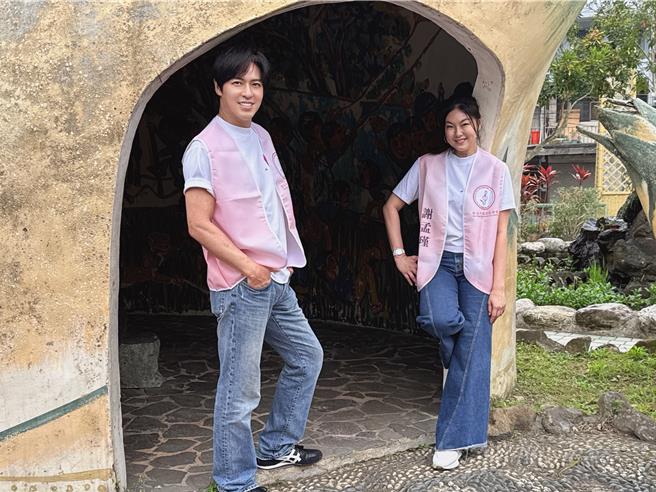 王海輪(左)與女友Penny攜手做公益。（新北市采韻慈善會提供）