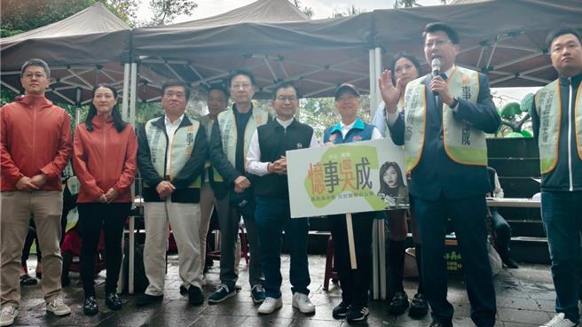 蓝营大咖到罢免民进党立委吴沛忆的民团「忆事吴成」连署站加油。（民团忆事吴成提供）