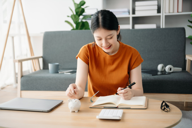 上班族月存1/3薪水，投资年赚6.5%标的，30年后可达1692万资产，算是达到退休金目标。（示意图/达志影像/shutterstock）
