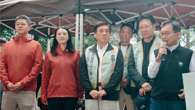 罢免各党立委遍地开花，其中罢免绿委吴沛忆民团「忆事吴成」4日于万华区国光市场前设立连署站，台北市中正万华议员锺小平（右3）表示，国民党中央目前并无发动或交代基层市议员支持，呼吁党中央至少连线双北、宜兰罢免，否则没过党恐有灭顶之灾。（民团「忆事吴成」提供）