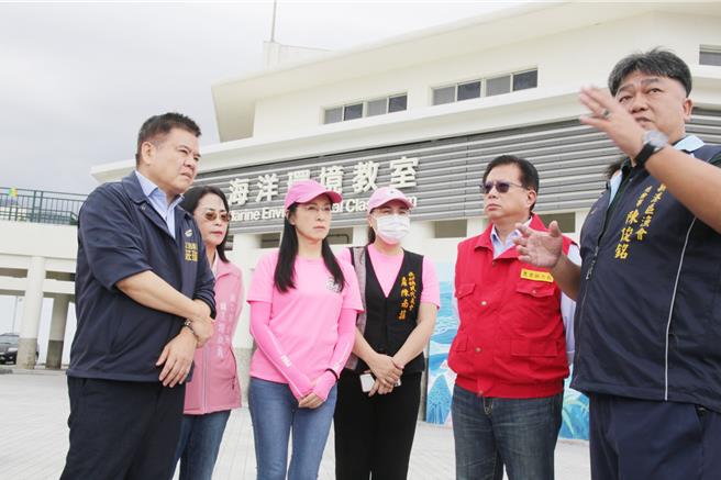 民进党立委陈莹（中）、庄瑞雄（左一）于康芮风灾后邀请农业部次长黄昭钦（右二）到台东海岸线勘灾。（立委陈莹提供／蔡旻妤台东传真）