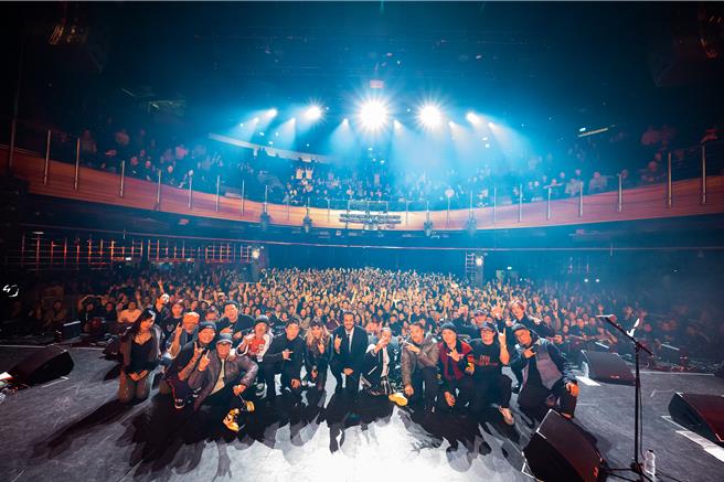 何超、黄贯中等眾歌手日前在英国伦敦开唱。（Drill Team提供）