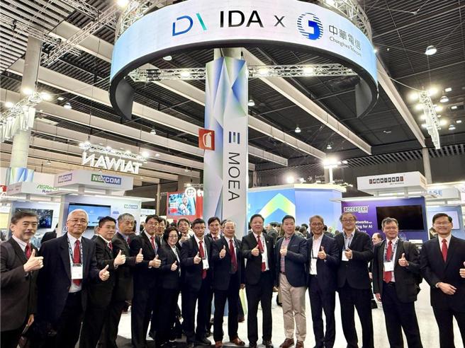 中華電信與經濟部產業發展署共同舉辦「MWC 2025台灣館國際策略夥伴交流會」，邀請國內外產業夥伴及國際電信業者齊聚台灣館交流，橋接台灣與國際合作商機。圖／中華電信提供