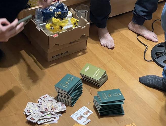黄嫌、邱嫌二人为谋取暴利，与人蛇集团勾结，锁定急需金钱的游民，诱以新臺币1万5000元至2万5000元不等的报酬，让游民去申办护照及臺胞证后，再以新臺币5000元不等价格收购，并将其转售给大陆人蛇集团再加以变造使用。图为搜索赵嫌家中，查获的中华民国护照及台胞证。（移民署国境事务大队提供／陈麒全桃园机场传真）