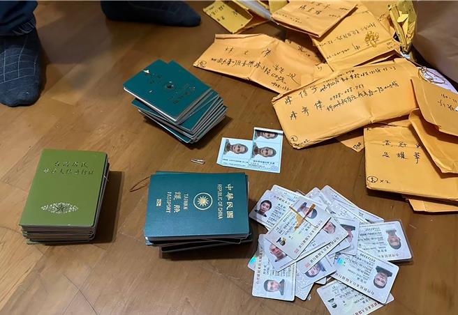 黄嫌、邱嫌二人为谋取暴利，与人蛇集团勾结，锁定急需金钱的游民，诱以新臺币1万5000元至2万5000元不等的报酬，让游民去申办护照及臺胞证后，再以新臺币5000元不等价格收购，并将其转售给大陆人蛇集团再加以变造使用。图为搜索赵嫌家中，查获的中华民国护照及台胞证。（移民署国境事务大队提供／陈麒全桃园机场传真）