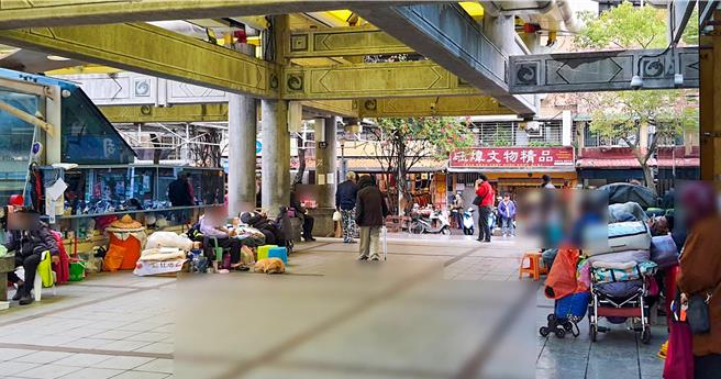 黄嫌、邱嫌二人为谋取暴利，与人蛇集团勾结，锁定急需金钱的游民，诱以新臺币1万5000元至2万5000元不等的报酬，让游民去申办护照及臺胞证后，再以新臺币5000元不等价格收购，并将其转售给大陆人蛇集团再加以变造使用。（移民署国境事务大队提供／陈麒全桃园机场传真）