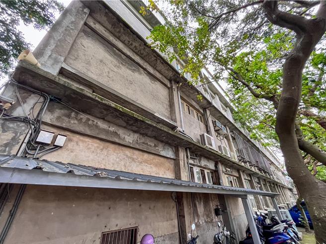 桃园市大园区大园国小、埔心国小、内海国小、菓林国小建校皆超过50年其中大园国小校史达120余年，因邻近沿海风蚀严重、校舍老旧造成油漆剥落严重、雨遮设备不完善，遇雨造成走廊积水，学生要到走廊洗手需淋雨等状况。（徐其万提供／廖姮玥桃园传真）