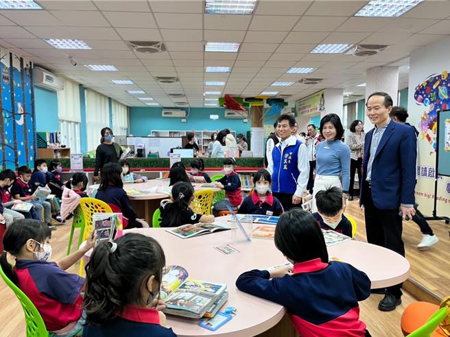 桃园市大园区大园国小、埔心国小、内海国小、菓林国小建校皆超过50年其中大园国小校史达120余年，因邻近沿海风蚀严重、校舍老旧造成油漆剥落严重、雨遮设备不完善，遇雨造成走廊积水，学生要到走廊洗手需淋雨等状况。（徐其万提供／廖姮玥桃园传真）