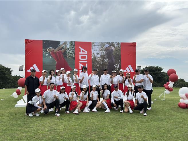 眾多艺人都是高尔夫明星队的一员。（池宗玲摄）