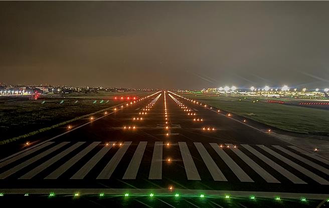 桃园机场持续推动跑道维护，于3月利用既有夜间关闭时段，办理南跑道岁修。（机场公司提供／陈麒全桃园机场传真）