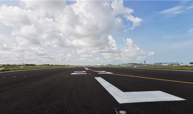 桃园机场持续推动跑道维护，于3月份利用既有夜间关闭时段，办理南跑道岁修。施工作业期间桃园机场营运及航班起降均正常。（机场公司提供／陈麒全桃园机场传真）