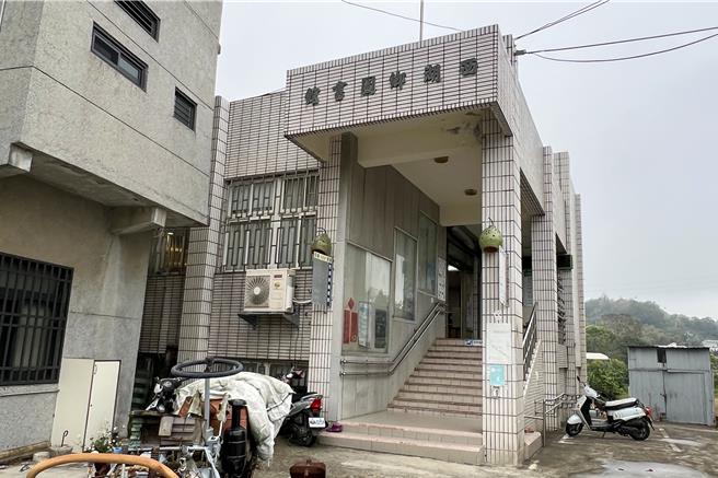 西湖乡总人口仅6千多人，近年来购书预算逐年增加，并在2022年获得教育部阅读力全国第4名及推动客语成效优等。西湖乡立图书馆自1992年启用至今逾33年，内部结构出现老旧损坏情形。（吕丽甄摄）