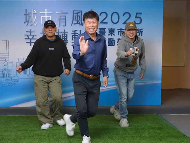 台东市长陈铭风（中）与市公所同仁大跳《肯恰拿》，影片引发万人观看。（读者提供／蔡旻妤台东传真）