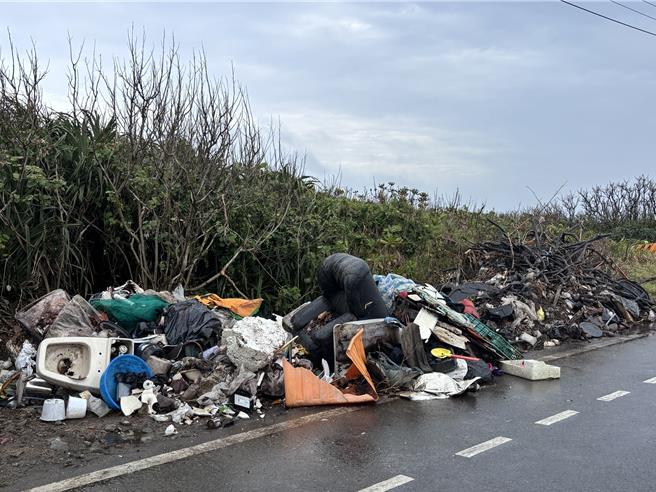 桃园市滨海自行车道串连4处沿海行政区，有民眾反映滨海步道旁出现家庭垃圾、废轮胎、家具、马桶等多处垃圾堆，民眾酸根本是「垃圾步道」。（廖姮玥摄）