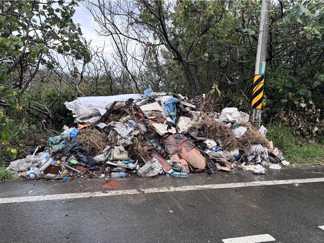 桃园市滨海自行车道串连4处沿海行政区，有民眾反映滨海步道旁出现家庭垃圾、废轮胎、家具、马桶等多处垃圾堆，民眾酸根本是「垃圾步道」。（廖姮玥摄）