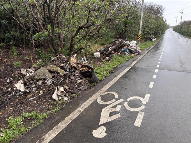 桃园市滨海自行车道串连4处沿海行政区，有民眾反映滨海步道旁出现家庭垃圾、废轮胎、家具、马桶等多处垃圾堆，民眾酸根本是「垃圾步道」。（廖姮玥摄）