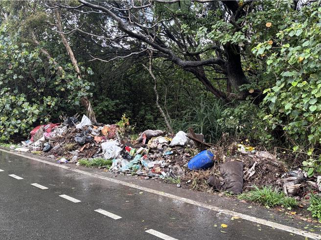 桃园市滨海自行车道串连4处沿海行政区，有民眾反映滨海步道旁出现家庭垃圾、废轮胎、家具、马桶等多处垃圾堆，民眾酸根本是「垃圾步道」。（廖姮玥摄）