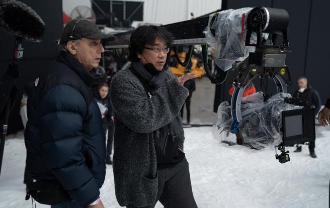 韩国名导奉俊昊（右）新片《米奇17号》韩国4天破130亿夺票房冠军。（华纳兄弟提供）