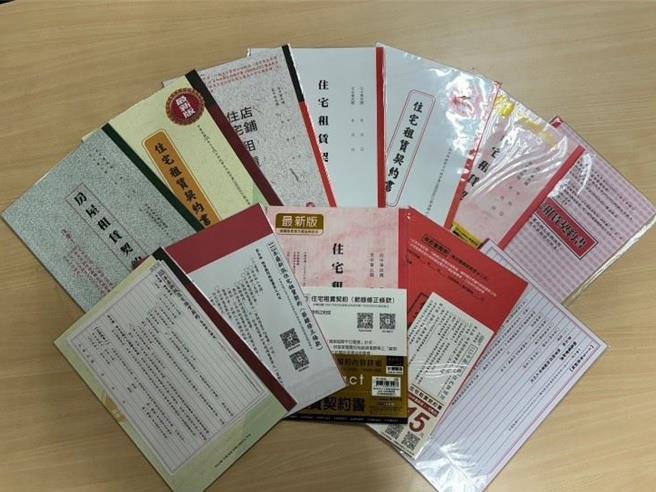 桃园市消保官稽查市售住宅租赁契约书，发现高达6成3仍是旧版本，当场要求业者下架，也提醒房东，超收电费最高可罚30万元。（消保官提供／蔡依珍桃园传真）