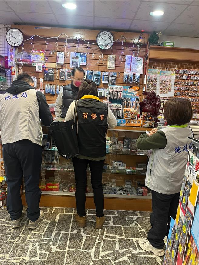 桃园市消保官稽查市售住宅租赁契约书，发现高达6成3仍是旧版本，当场要求业者下架，也提醒房东，超收电费最高可罚30万元。（消保官提供／蔡依珍桃园传真）