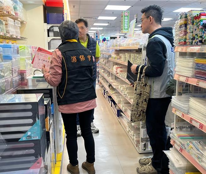 桃园市消保官稽查市售住宅租赁契约书，发现高达6成3仍是旧版本，当场要求业者下架，也提醒房东，超收电费最高可罚30万元。（消保官提供／蔡依珍桃园传真）