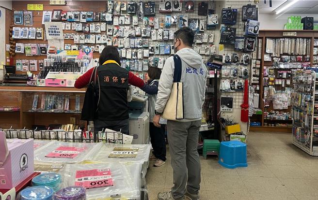 桃园市消保官稽查市售住宅租赁契约书，发现高达6成3仍是旧版本，当场要求业者下架，也提醒房东，超收电费最高可罚30万元。（消保官提供／蔡依珍桃园传真）