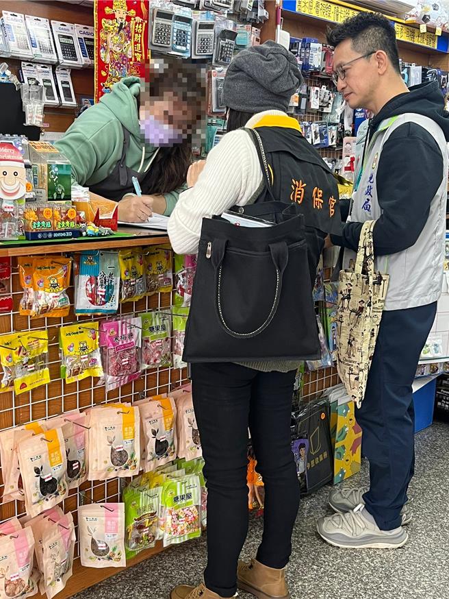 桃园市消保官稽查市售住宅租赁契约书，发现高达6成3仍是旧版本，当场要求业者下架，也提醒房东，超收电费最高可罚30万元。（消保官提供／蔡依珍桃园传真）