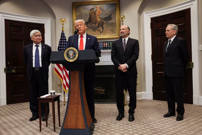 美国总统川普与台积电董事长魏哲家4日在白宫「罗斯福厅」召开记者会，距离总统椭圆办公室不到10步距离，隐含政治含义。（图／路透）