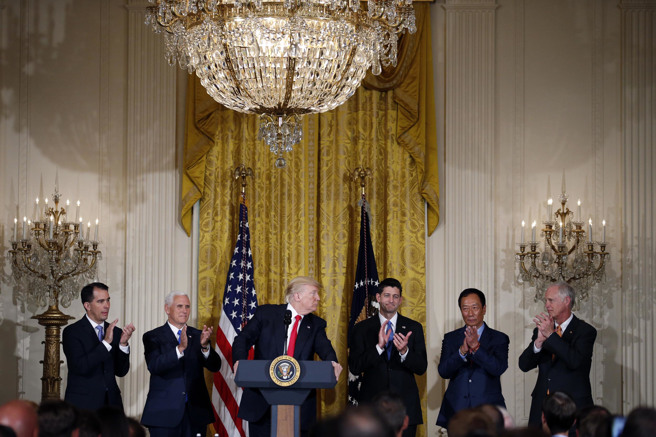 2017年7月27日，美国总统川普与鸿海创办人郭台铭在白宫东厅举行记者会，宣布鸿海在威斯康辛州投资100亿美元。（图／美联社）