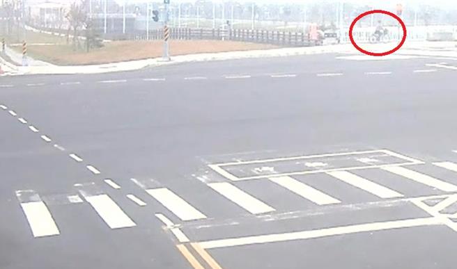 监视器拍下，张介宗于2月3日清晨骑着脚踏车至前镇区5号船渠处，疑似丢弃林妇残骸，丢完后还到一旁桥上观看。（翻摄照片／洪靖宜高雄传真）