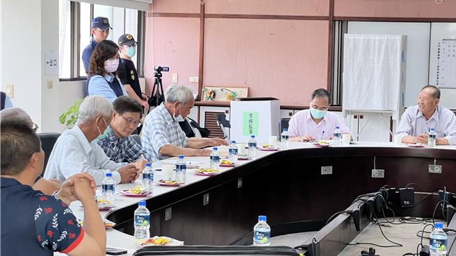然而，「當權派」陣營因1名理事日前涉賄選被收押，與「挑戰派」陣營變成4比4局面，為了避免以抽籤決定理事長人選，「當權派」4名理事今天集體缺席會議，造成流會。（張毓翎攝）