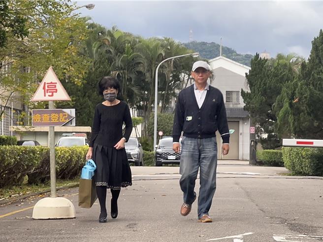 陳佩琪今（4）日下午偕同柯文哲胞弟柯宇謙赴台北看守所探視柯文哲，還帶了3本經書和水果給他。柯宇謙說，他很久沒看到柯文哲，今天來看看他，談話間一度眼眶泛紅。（柯毓庭攝）