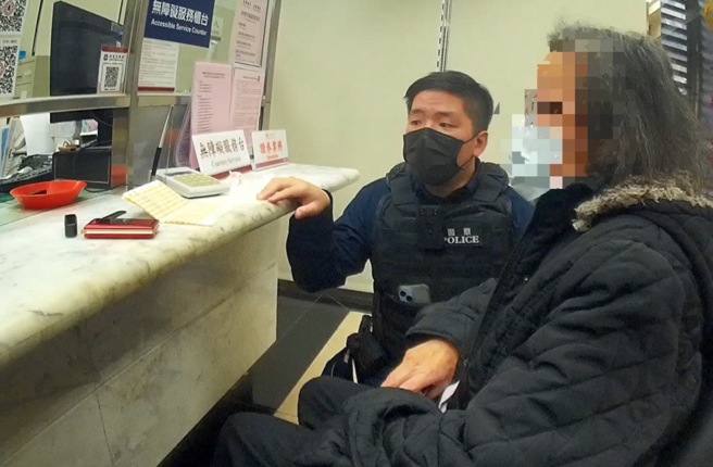 一名87岁陈姓妇人神情紧张、行为异常，疑似遭诈骗欲匯出大笔款项，立即上前关心，成功阻止匯款。（图警方提供／简铭柱翻摄）