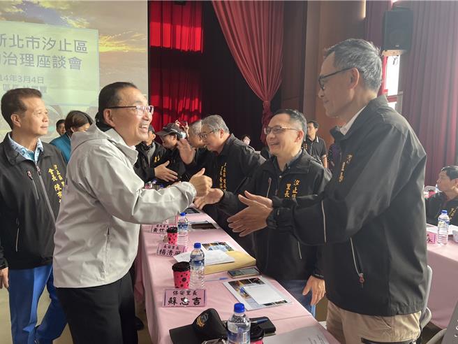 侯友宜今主持汐止區行動治理座談會，與每位里長親切握手招呼。（王揚傑攝）