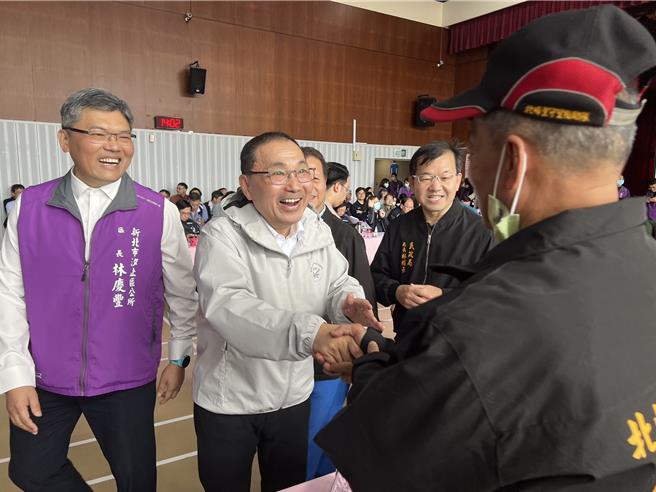 侯友宜今主持汐止區行動治理座談會，與每位里長親切握手招呼。（王揚傑攝）