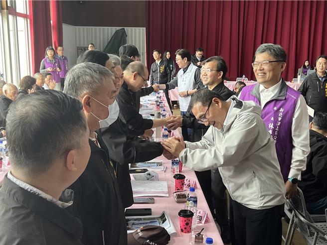侯友宜今主持汐止區行動治理座談會，與每位里長親切握手招呼。（王揚傑攝）