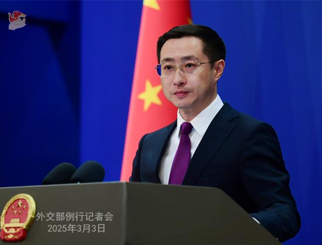 大陆外交部发言人林剑直言，美方加税做法是恩将仇报，若要打贸易战，中方将奉陪到底。（摘自大陆外交部官网）