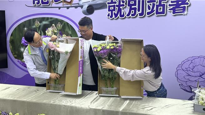 农业部农业试验所与商荣实业有限公司产学合作研发「洋桔梗横式包装外销技术」，将原先直立式「一盒一花」的形式改良为「一盒两花」，原先的直立式包装，难以放入两束花卉，导致包装时间、成本都难以下降。（贺培晏摄）