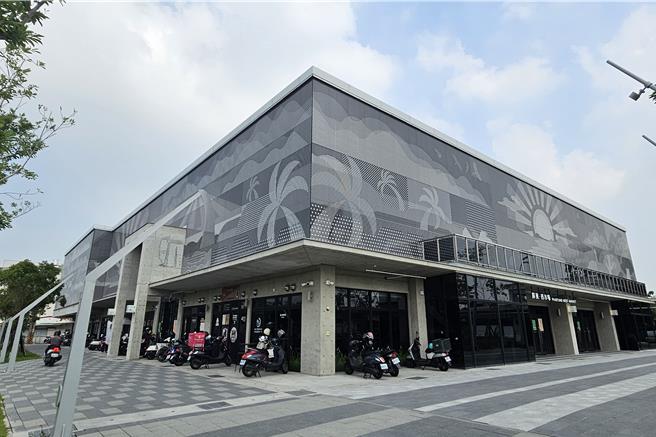 屏东西市场空摊位释出招商中，屏东县政府欢迎有意愿申请者，可亲自到西市场勘查摊位大小、位置是否符合自己的需求，并踊跃提出申请。（罗琦文摄）