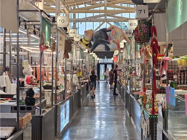 屏东西市场空摊位释出招商中，屏东县政府欢迎有意愿申请者，可亲自到西市场勘查摊位大小、位置是否符合自己的需求，并踊跃提出申请。（罗琦文摄）