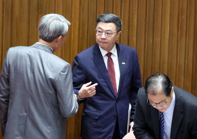 行政院长卓荣泰（中）4日在立法院与经济部长郭智辉（左）在立法院交换意见。（姚志平摄）