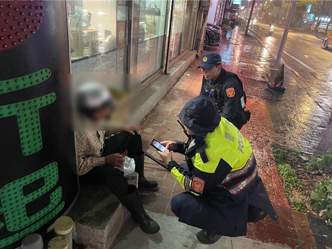 失智老翁雨夜迷途平鎮警即時救援助返家。(警方提供／呂筱蟬桃園傳真)