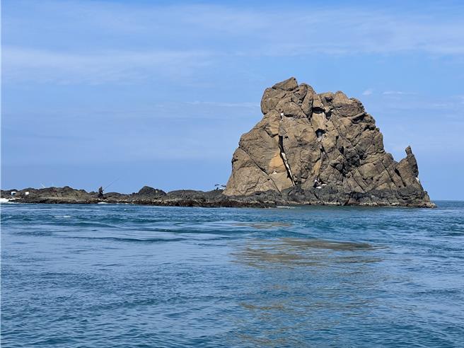 海管处4日在媒体追问下，派出人船巡逻，巡至二塭，仍纪录到有人员登岛矶钓。（海管处提供／许逸民澎湖传真）