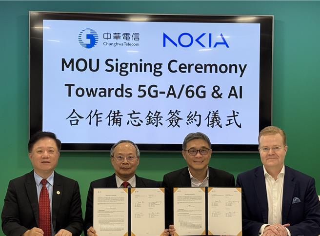 中华电信与诺基亚于MWC 2025签署5G Advanced ＆ 6G暨AI新技术应用合作备忘录。由左至右：中华电信董事长简志诚、中华电信技术长暨执行副总经理黄志雄、台湾诺基亚通信公司总经理刘明达、诺基亚行动网路事业群全球总裁Tommi Uitto。（中华电提供）