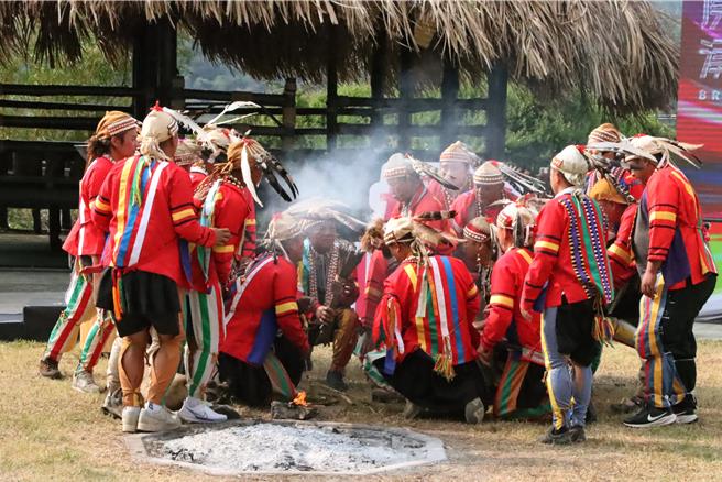 高雄独有的拉阿鲁哇族人以钻木取火将母火缓缓燃起。（图／高市府运发局）